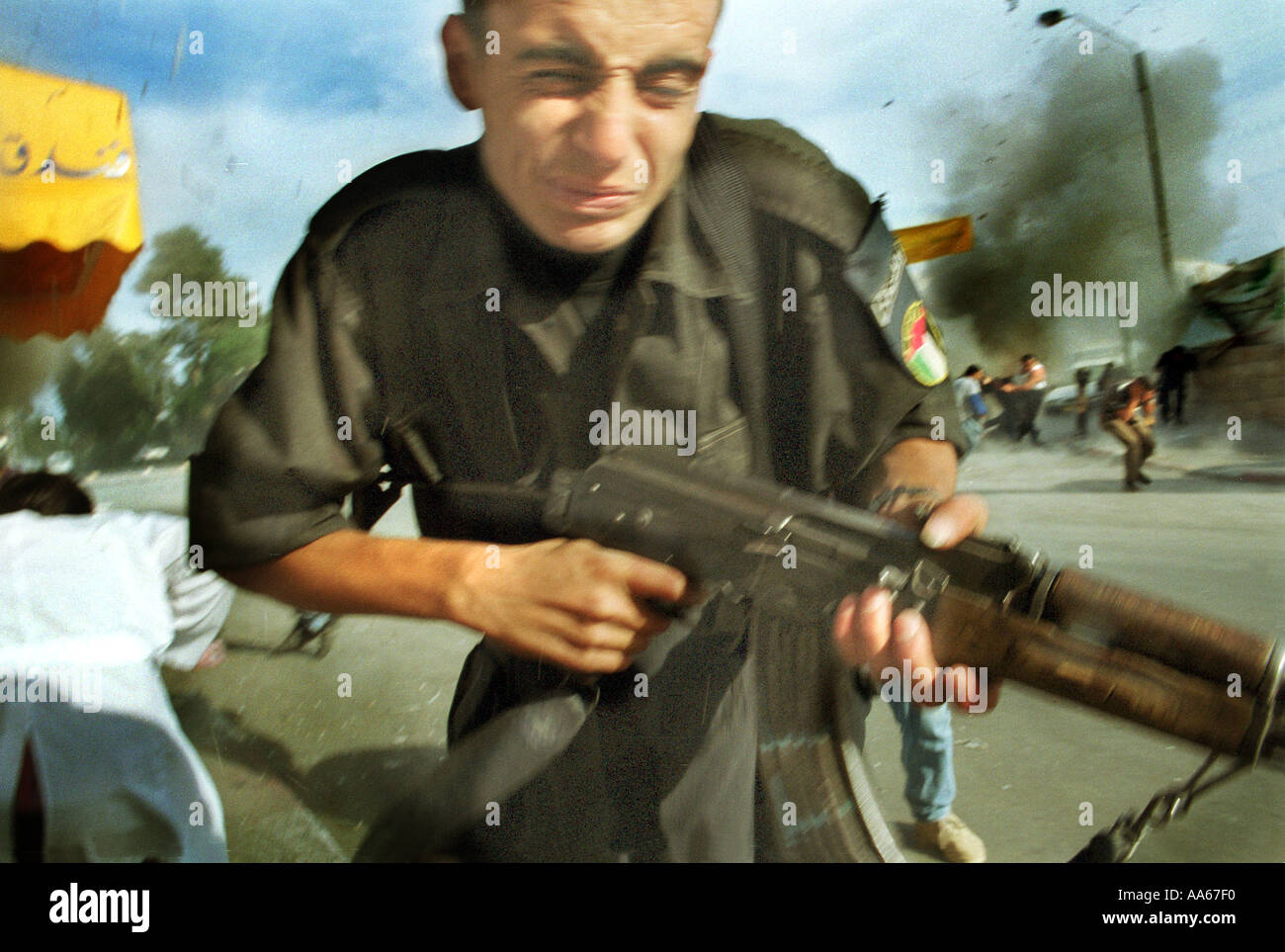 Un soldato palestinese viene eseguito da una stazione di polizia come è bombardato da un elicottero israeliani in Cisgiordania città di Ramallah Foto Stock