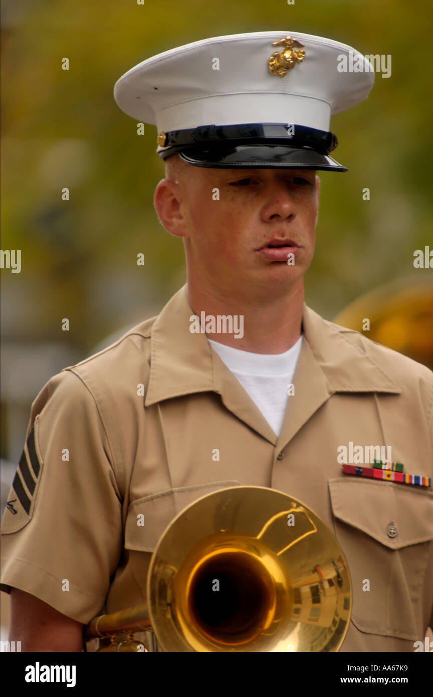 Membro del gruppo Marines Marching degli Stati Uniti che partecipa alla parata del giorno di San Patrizio a San Diego, California USA Foto Stock
