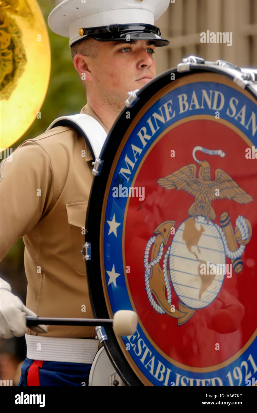 Il batterista in US marina Marching Band Foto Stock