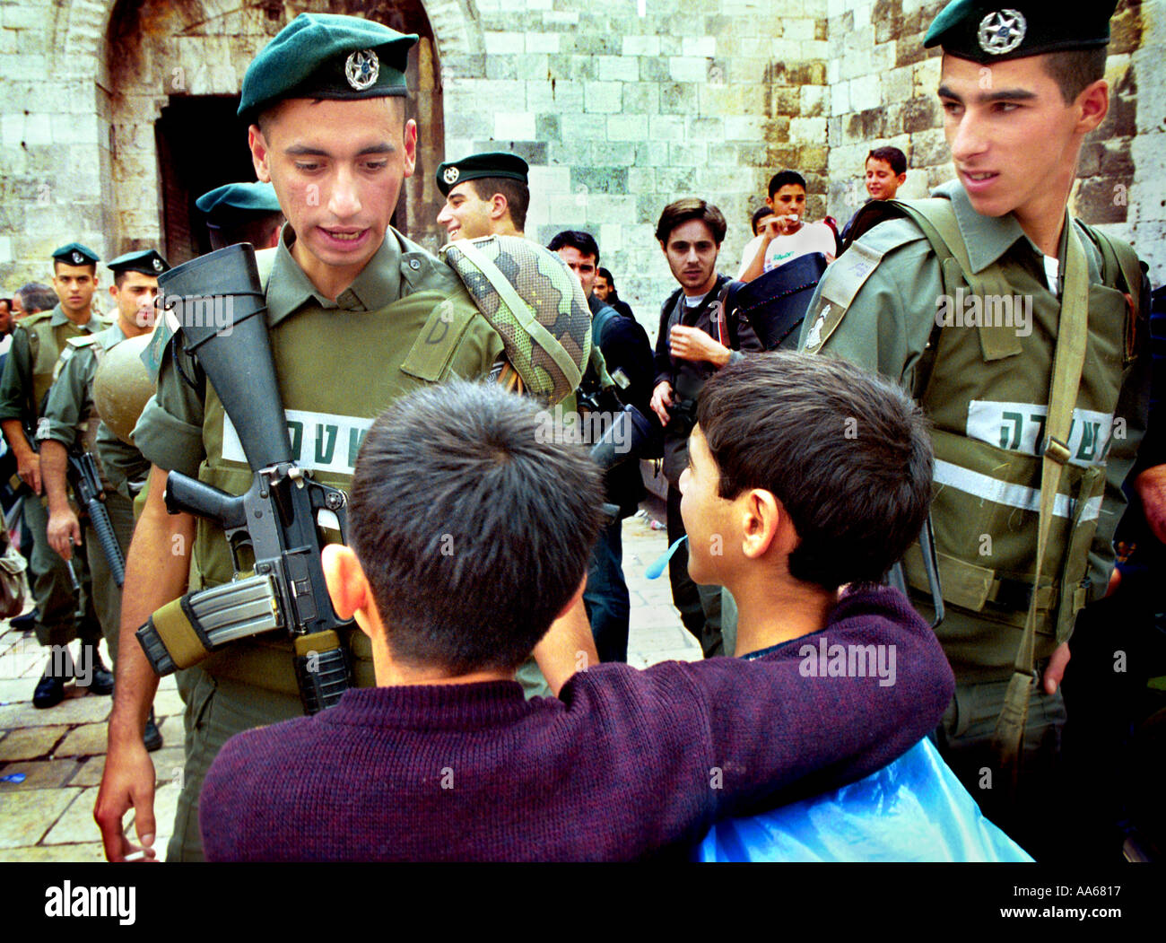 Soldati israeliani blocco bambini palestinesi di andare alla moschea Al Aqsa a Gerusalemme in ottobre 2000 foto da Ami Vitale Foto Stock