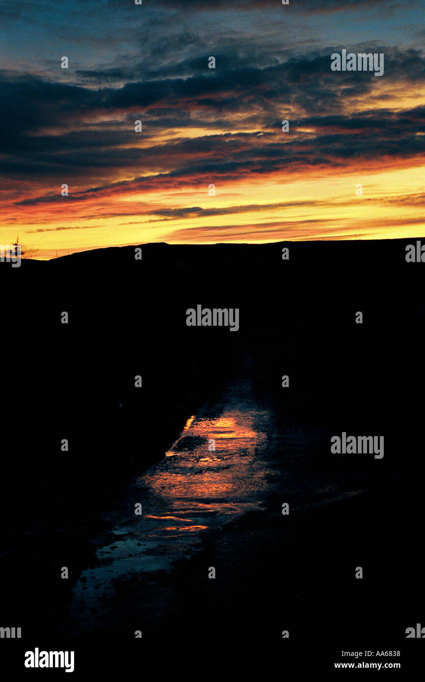 La ricchezza di colori del tramonto sono mostrati in questa immagine dall'isola scozzese di Islay Foto di Ami Vitale Foto Stock