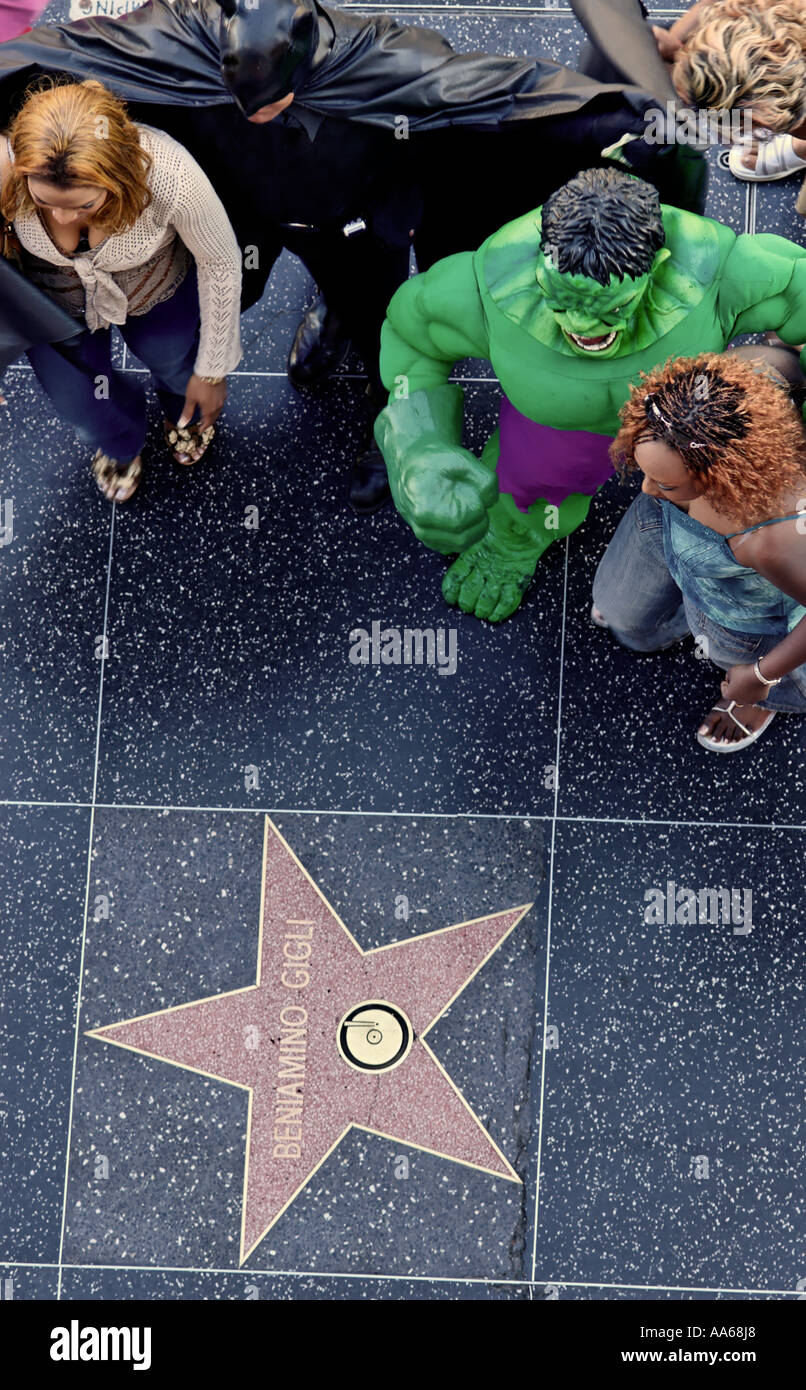 Gli uomini in costumi super eroi intrattengono turisti donne sulla Walk of Fame su Hollywood Boulevard a Hollywood, California, USA Foto Stock