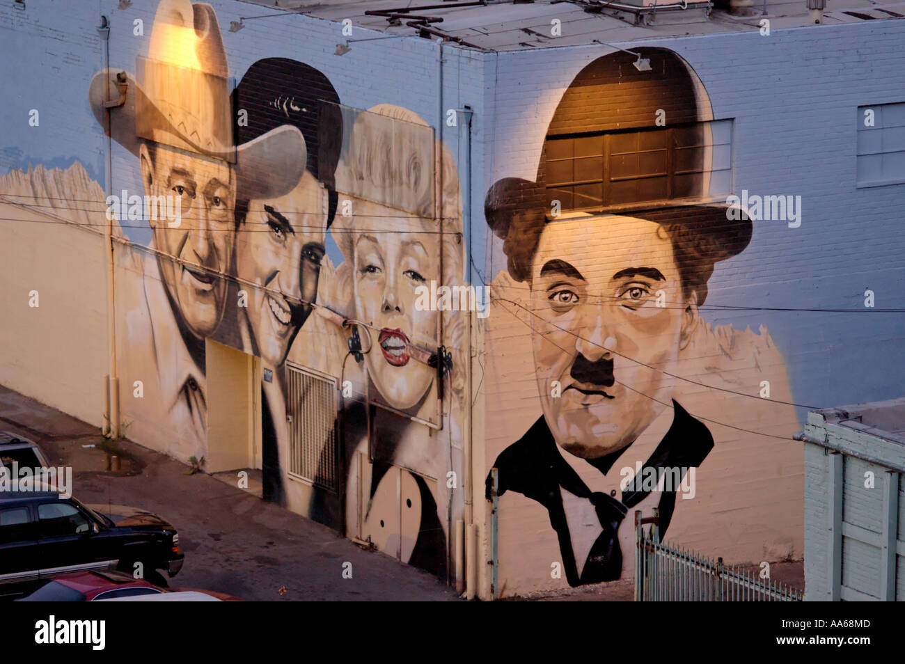 Murale di quattro celebrità tra cui John Wayne, Elvis Presley, Marilyn Monroe e Charlie Chaplain dipinto su un edificio a Hollywood, California, USA Foto Stock