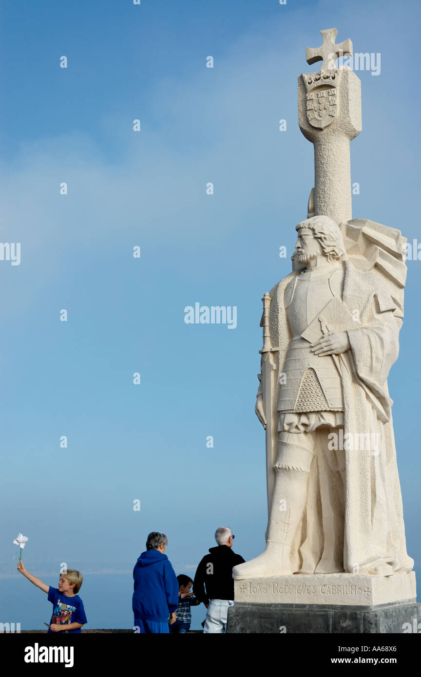 Un ragazzo con una ruota a spillo alla base della statua di Juan Rodrigues Cabrillo al Cabrillo National Monument a San Diego, California, USA Foto Stock