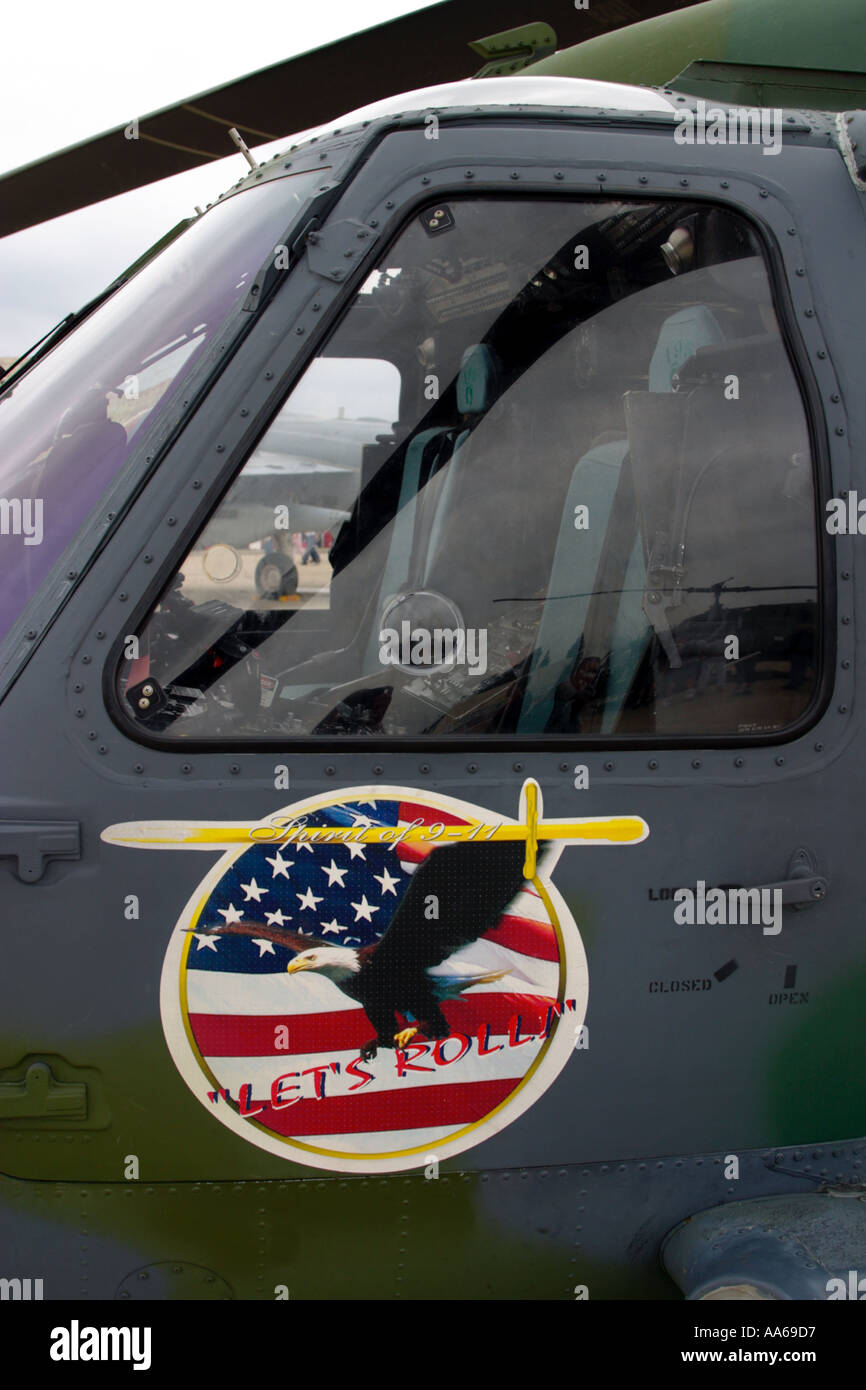 Stati Uniti HH 60G Pave Hawk elicottero mostrante Lasciare la s Roll Settembre 11 Omaggio sullo sportello Foto Stock