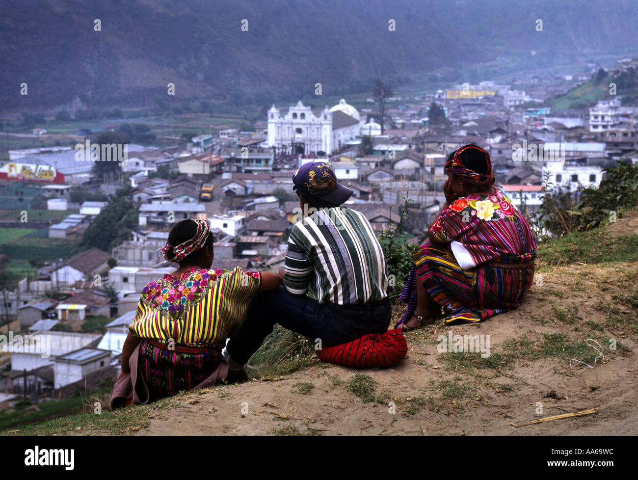Una quiche famiglia guatemalteca appoggiata sulla strada di ZUNIL GUATEMALA Foto Stock