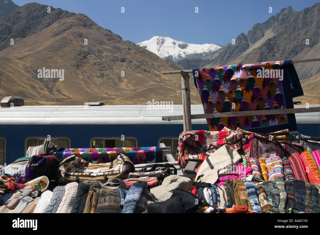 Tessili per la vendita al di fuori dei Paesi Andini Explorer treno tra Puno e Cusco, Perù. Foto Stock