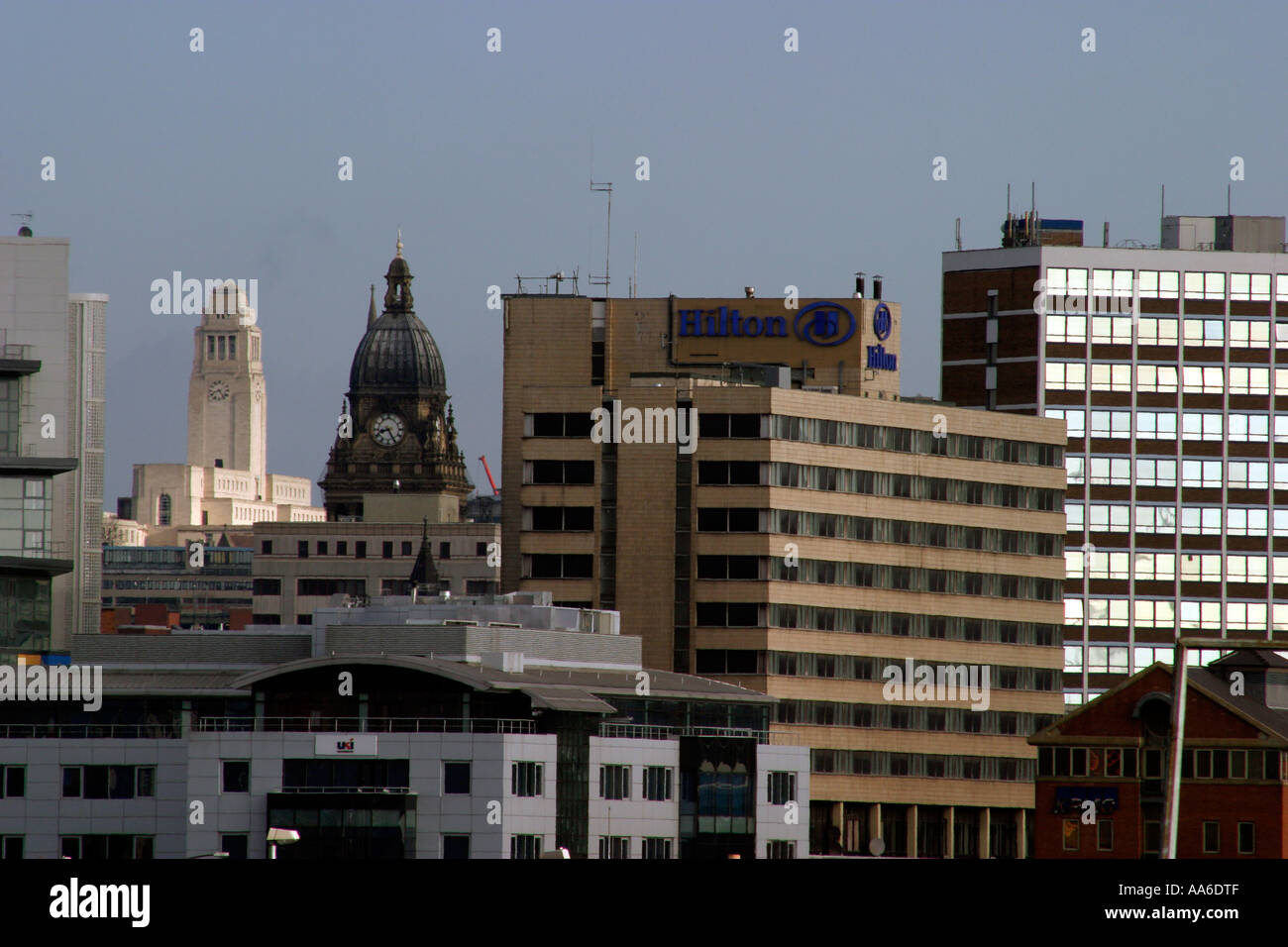 Leeds skyline dalla strada di Dewsbury Torri di Leeds Ostra Hall e Università chiaramente visibile Foto Stock