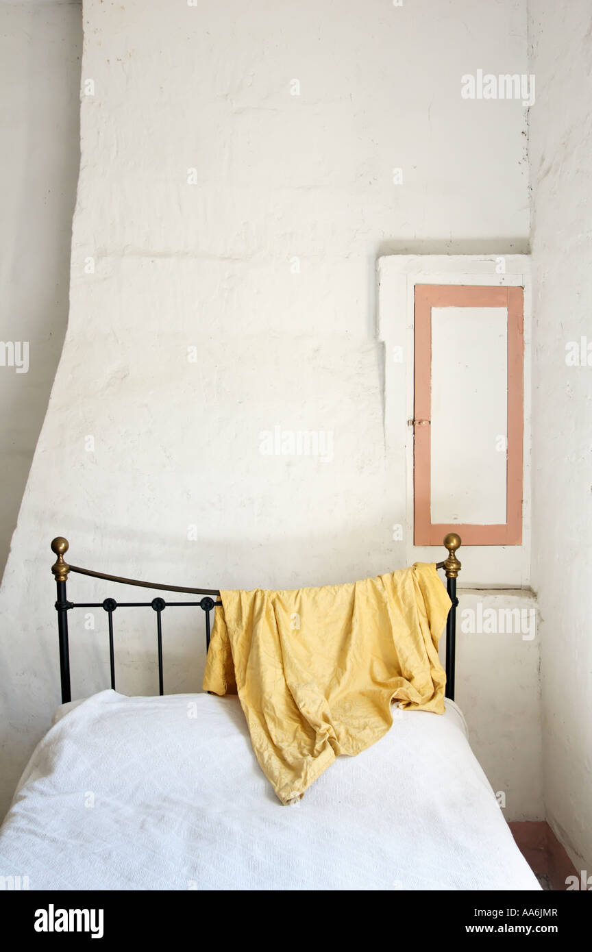 Camera da letto nella vecchia casa vicino a Nimes Gard Francia Europa Foto Stock