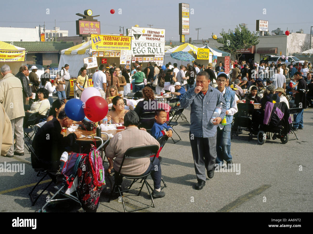 Prendendo una pausa per il pranzo presso il ristorante Cinese di nuovi anni festeggiamenti in Los Angeles Chinatown Foto Stock