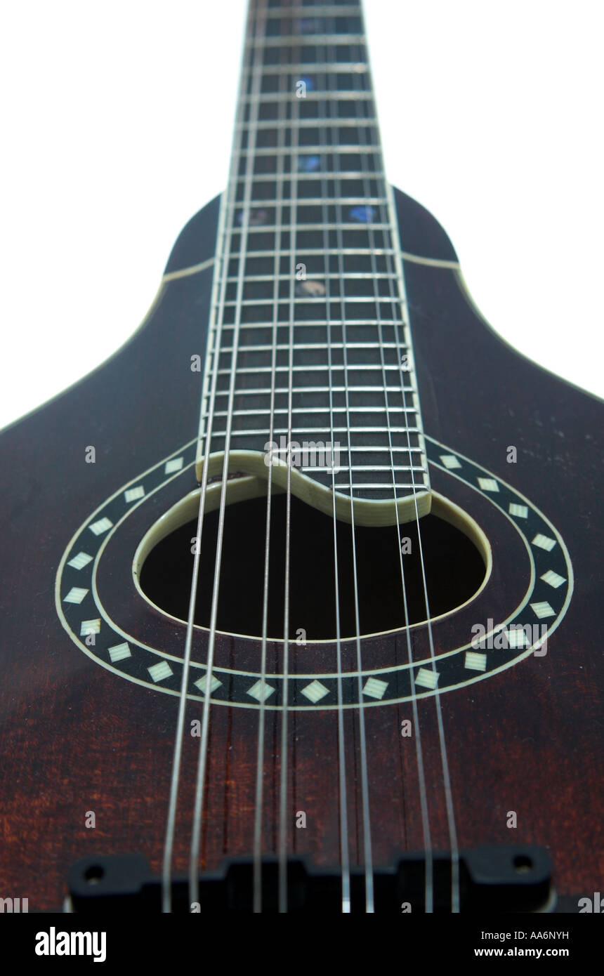 Chiudere verticale di mandolino e corde di acciaio Foto Stock