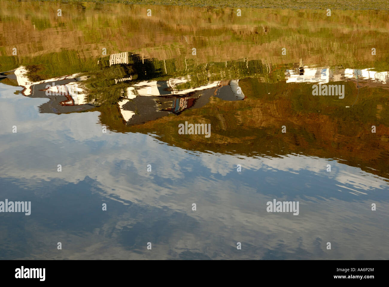 La riflessione di case nel fiume Ystwyth a Tan y Bwlch, Aberystwyth Foto Stock