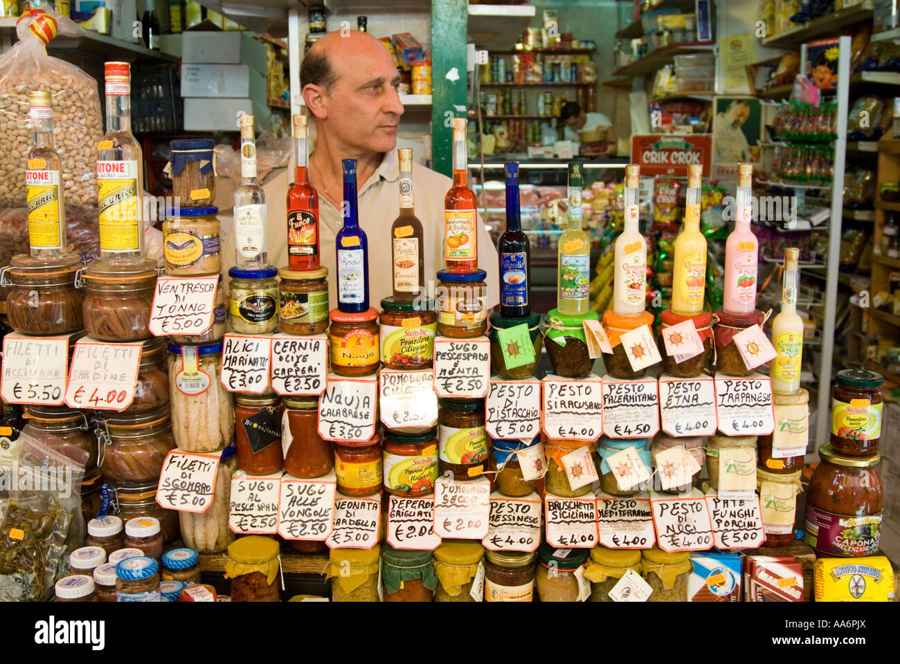 In stallo Ballarò Street Market la vendita di prodotti alimentari tipici e salse della regione, Palermo Sicilia Italia Foto Stock