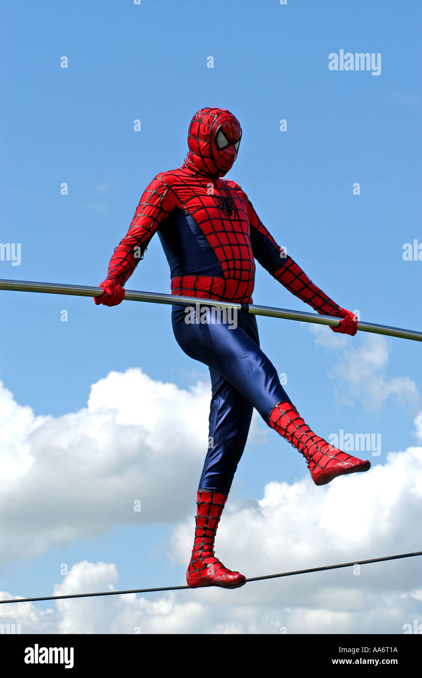 Maschio adulto vestito in un costume di Spiderman eseguono acrobazie Foto  stock - Alamy