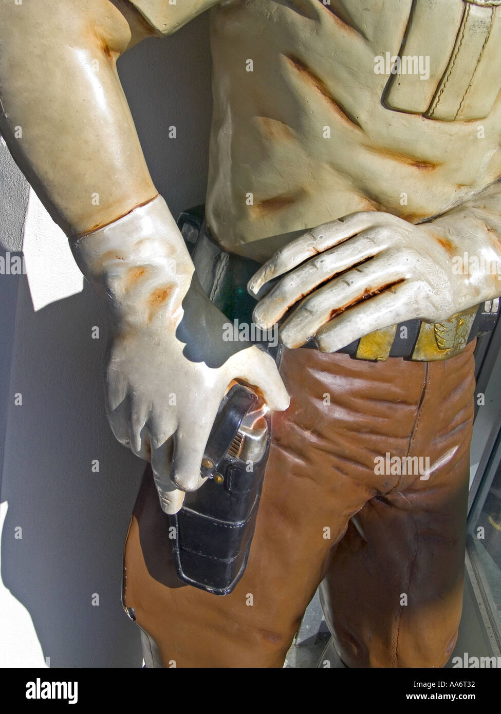 Dimensioni di vita statua in gesso modello di Stato disegno Trooper la sua pistola San Francisco California USA Foto Stock