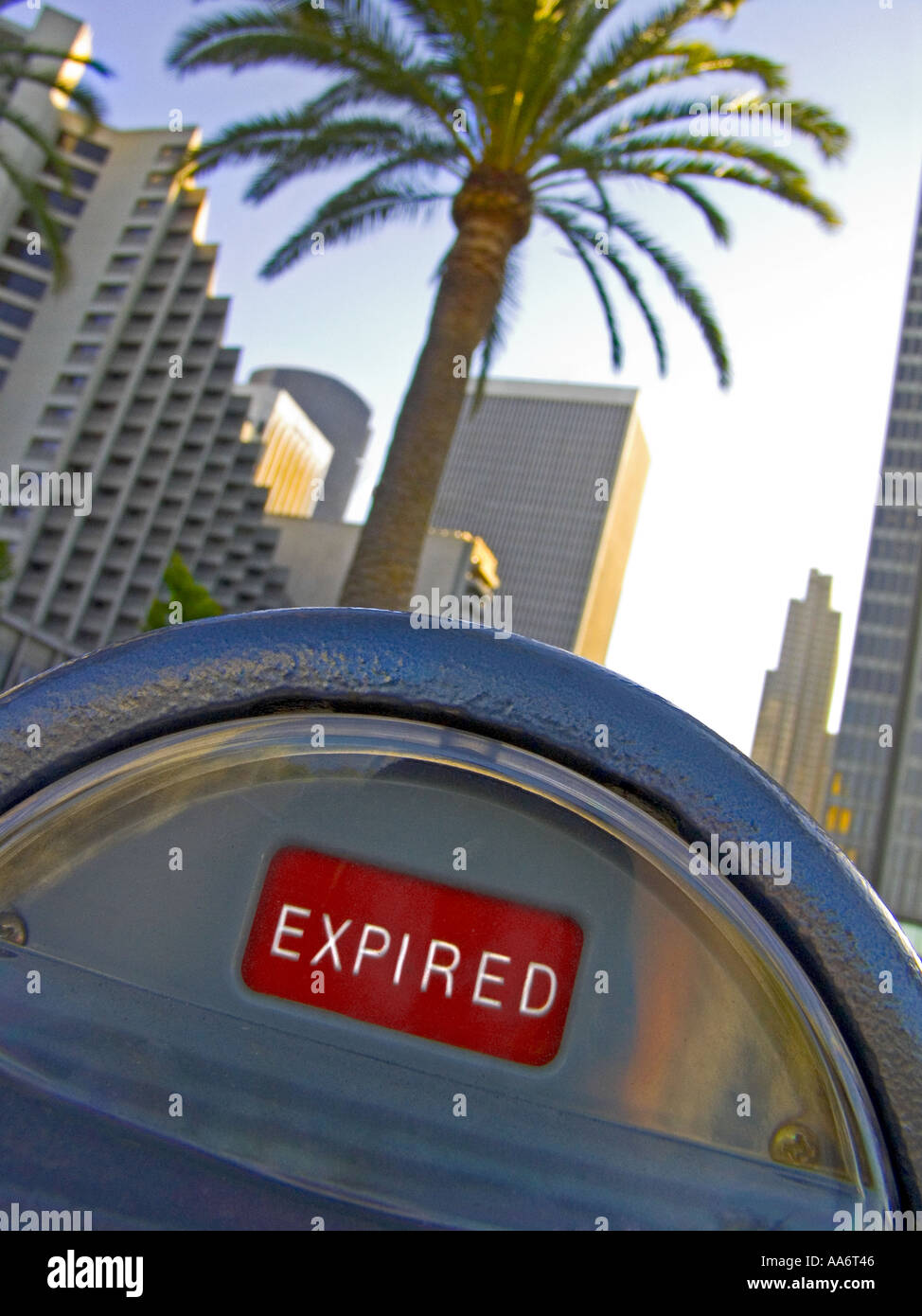 Parcometro che mostra rosso pena scaduto avvertenza sull'Embarcadero area della città di San Francisco California USA Foto Stock