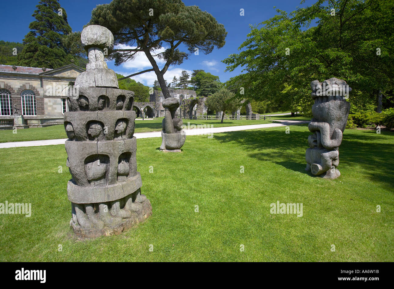 Sculture in legno, Margam Park, Port Talbot, Wales, Regno Unito Foto Stock