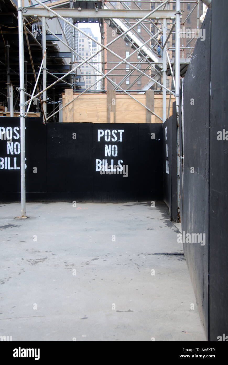 Segno stampata su una costruzione di recinzione del sito Foto Stock