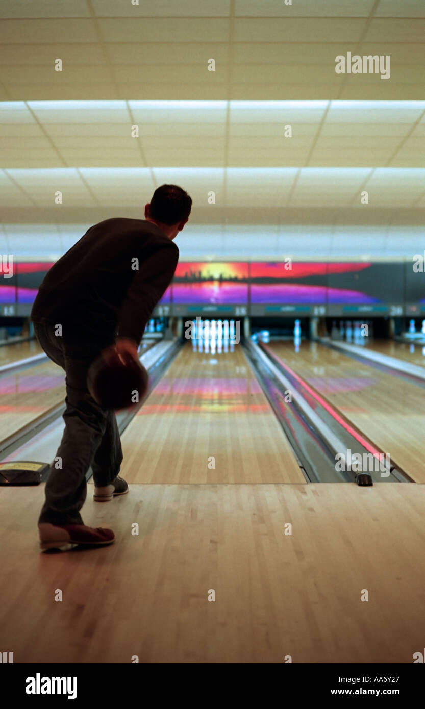 Riproduzione maschile ten pin bowling Foto Stock