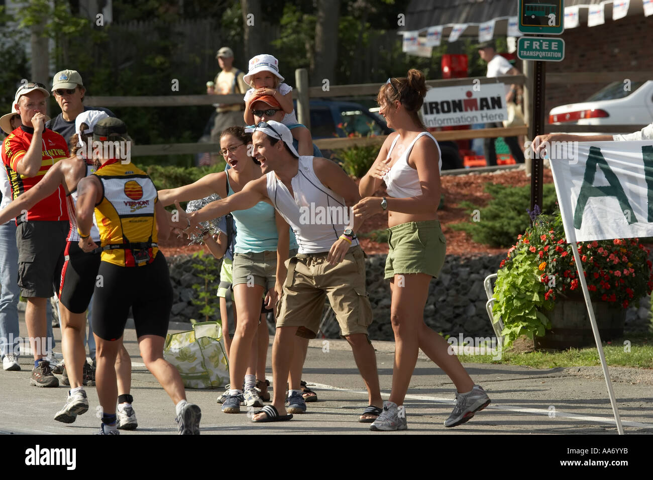 Gli spettatori il tifo triatleti durante un ironman in Lake Placid Foto Stock