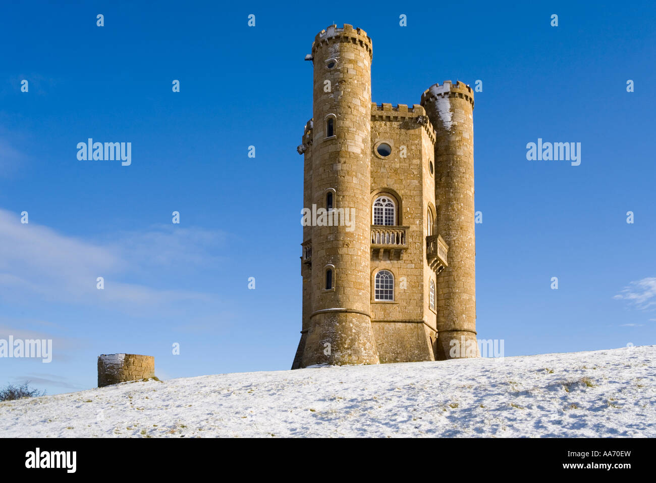 Neve sui Cotswolds in inverno alla Broadway Tower, Worcestershire Regno Unito Foto Stock