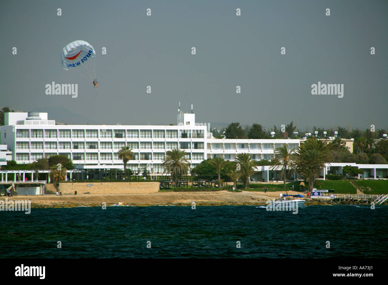 Parapendio a Pafos Harbour Foto Stock