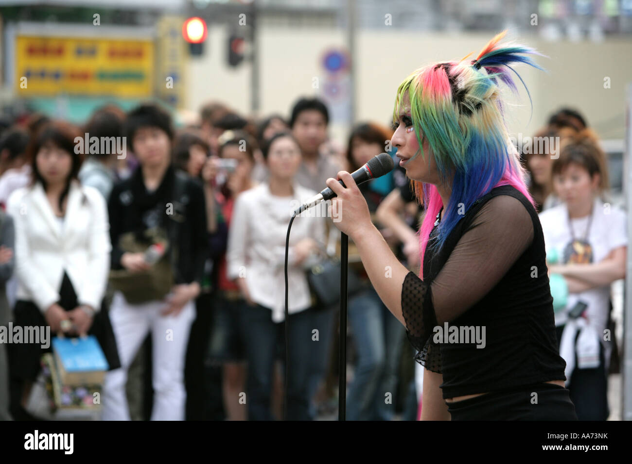 JPN Giappone Tokyo quartiere di Shinjuku adolescente dancing e sbattendo la testa di musica punk Foto Stock