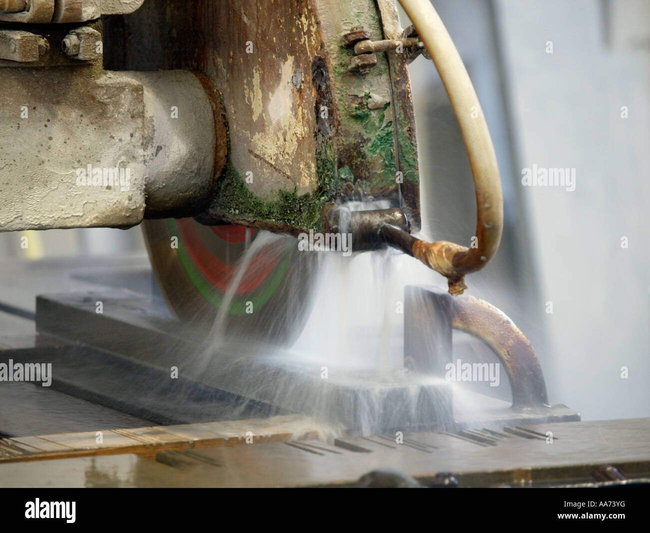 Industriali raffreddato ad acqua sega circolare per il taglio di una lastra di marmo closeup Foto Stock