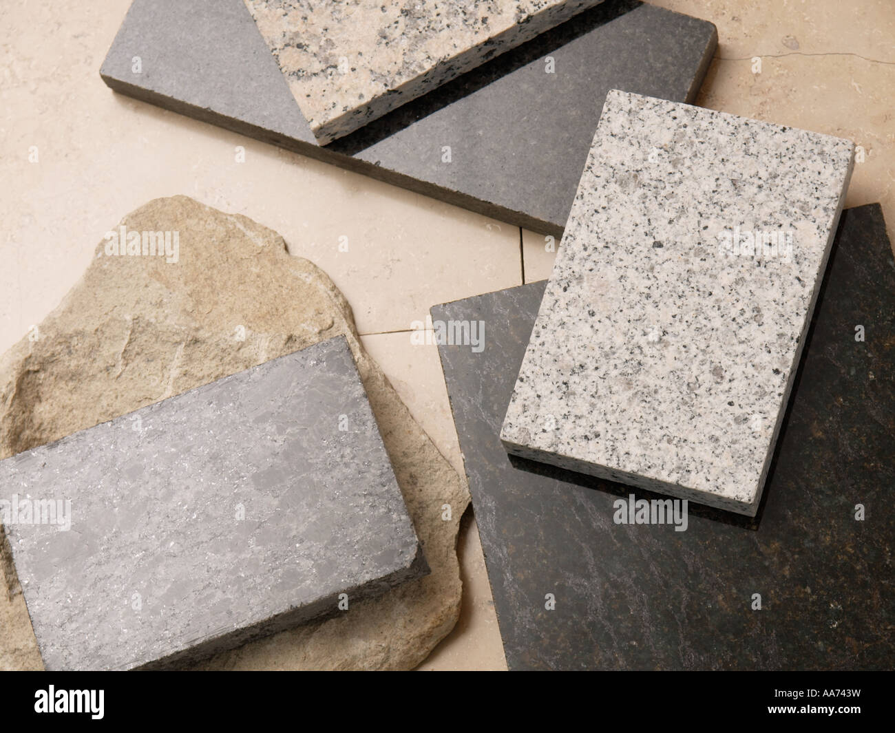 Il marmo in lastre di pietra di campioni in vari colori beige grigio nero Foto Stock