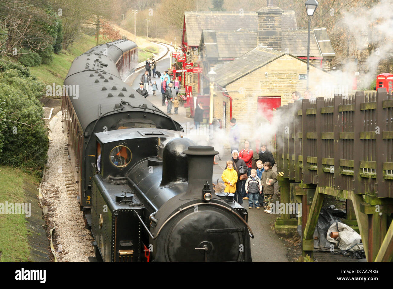 Locomotiva a vapore e treni passeggeri a Keighley e Worth Valley Railway Haworth West Yorkshire Foto Stock