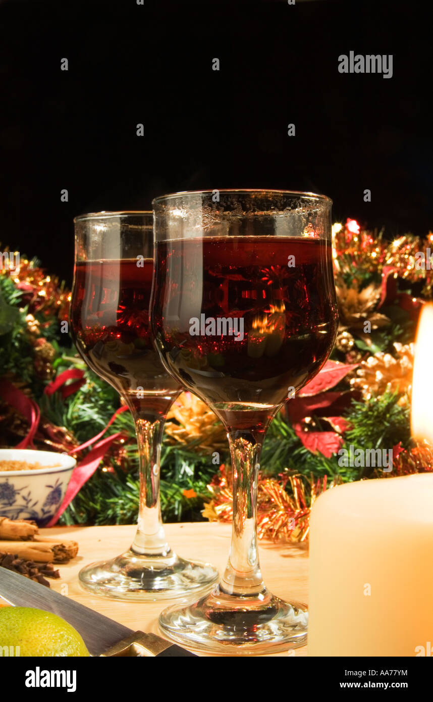Bicchieri di vino brulé con gli ingredienti per rendere, con decorazioni di Natale Foto Stock