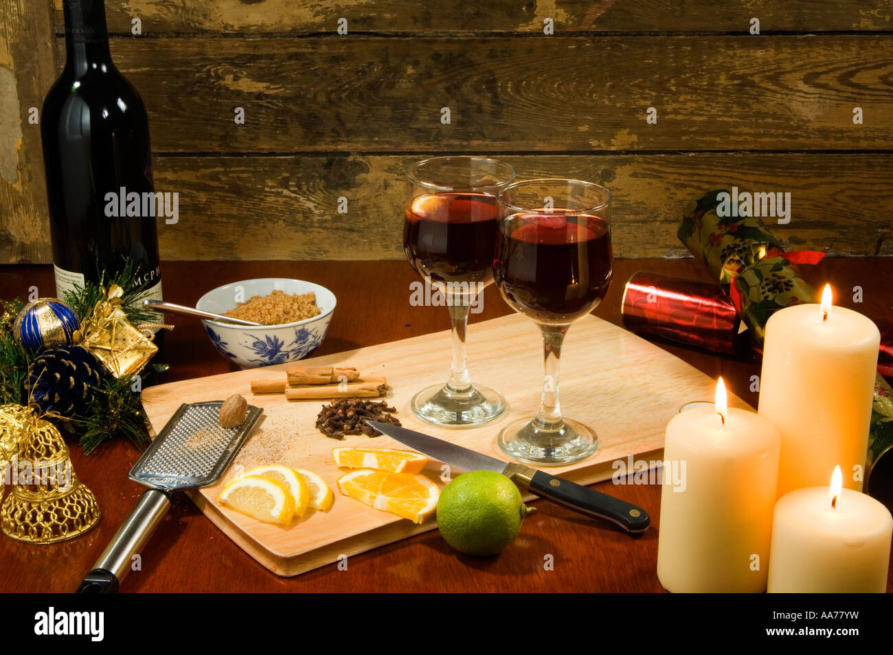 Bicchieri di vino brulé con gli ingredienti per rendere, con decorazioni di Natale Foto Stock