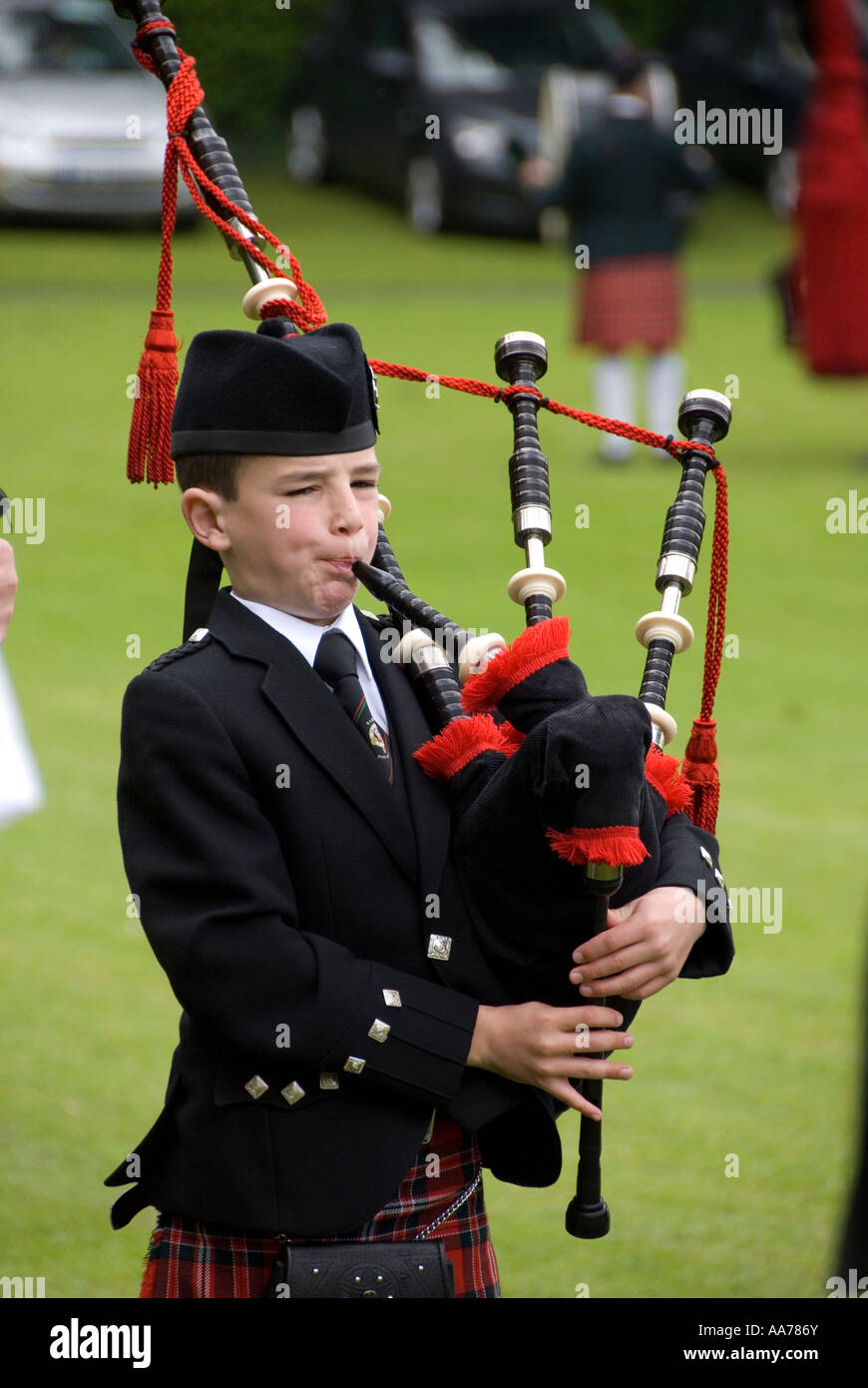 Un giovane piper la pratica per le competizioni a Malahide Pipe Band Festival, County Dublin, Irlanda (Maggio 2007) Foto Stock