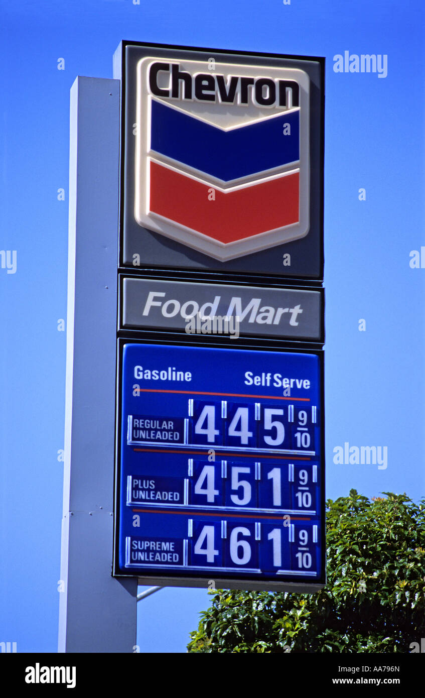 "Chevron 'gas station' segno, che illustra i possibili prezzo futuro di quattro ^US dollari per gallone, STATI UNITI D'AMERICA". Foto Stock