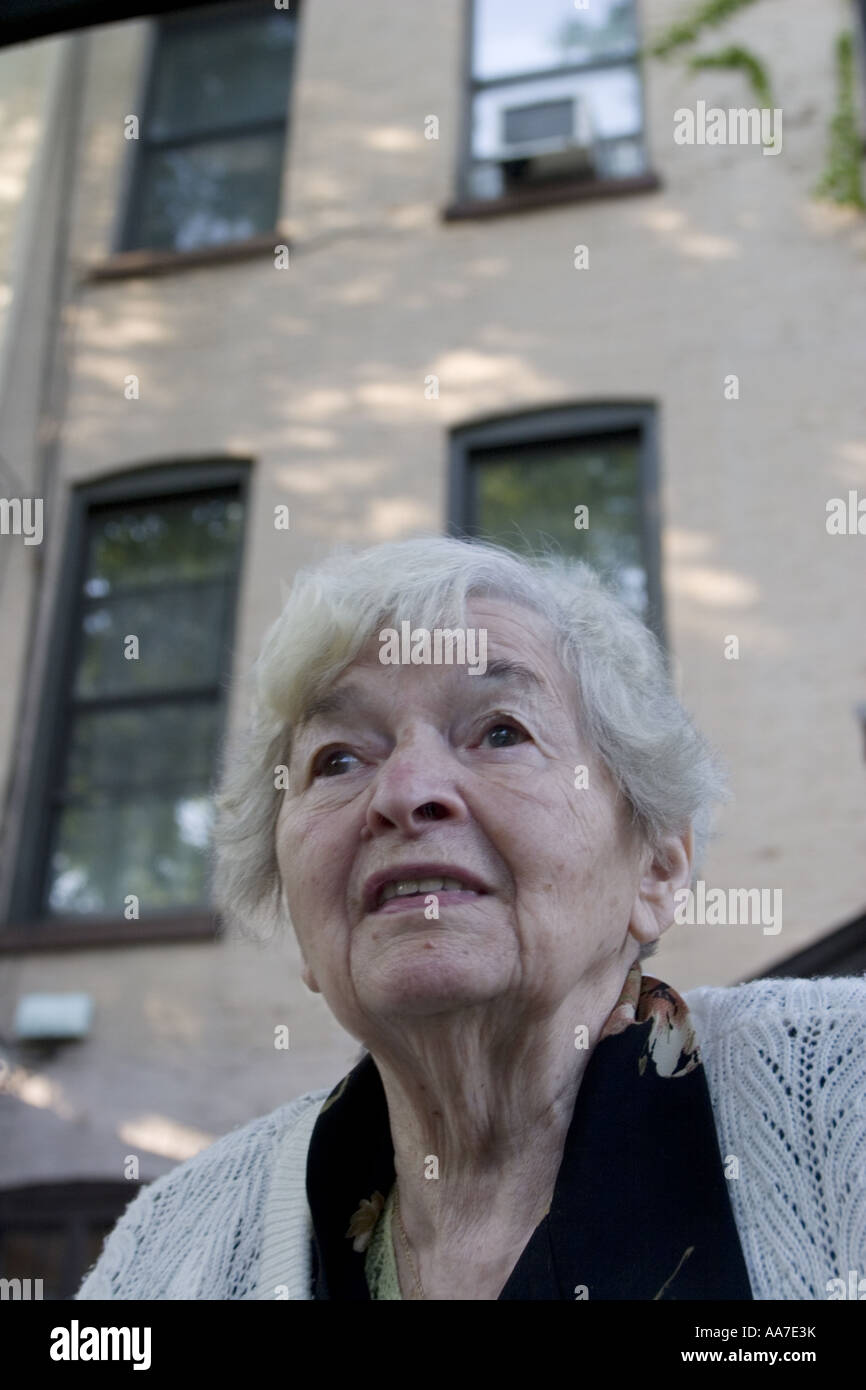 Novantadue anni polacco donna americana attiva fisicamente e mentalmente nel suo cortile in Brooklyn New York MR Foto Stock