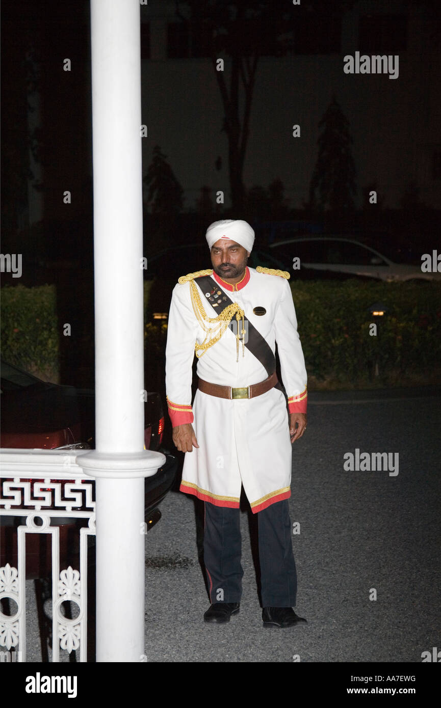 La città di Singapore ASIA può un sikh in India lavora come un portiere al Raffles Hotel Foto Stock