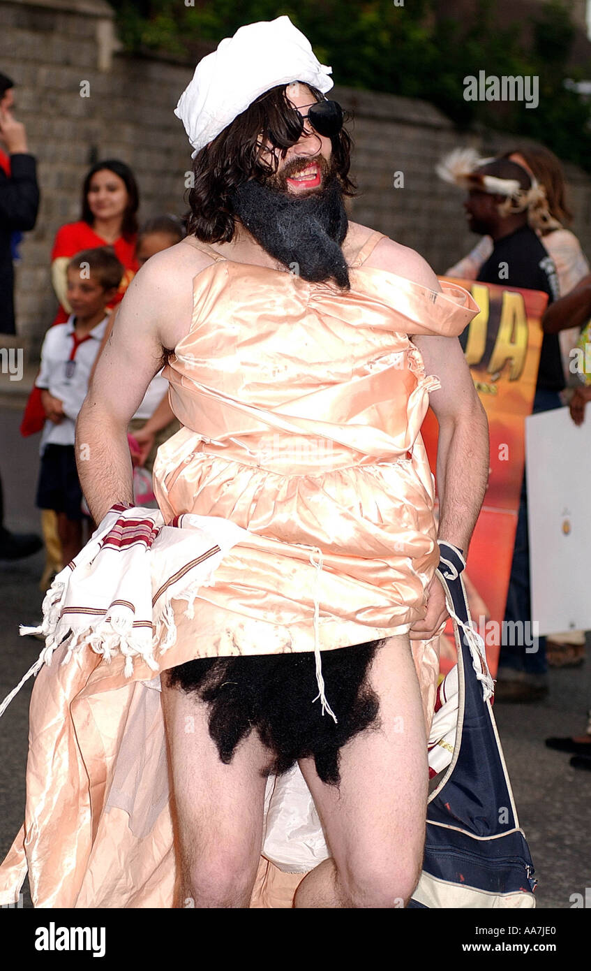 Aaron Barschak vestito come Osama Bin Laden al di fuori del Castello di Windsor 2003 foto da John Robertson Foto Stock