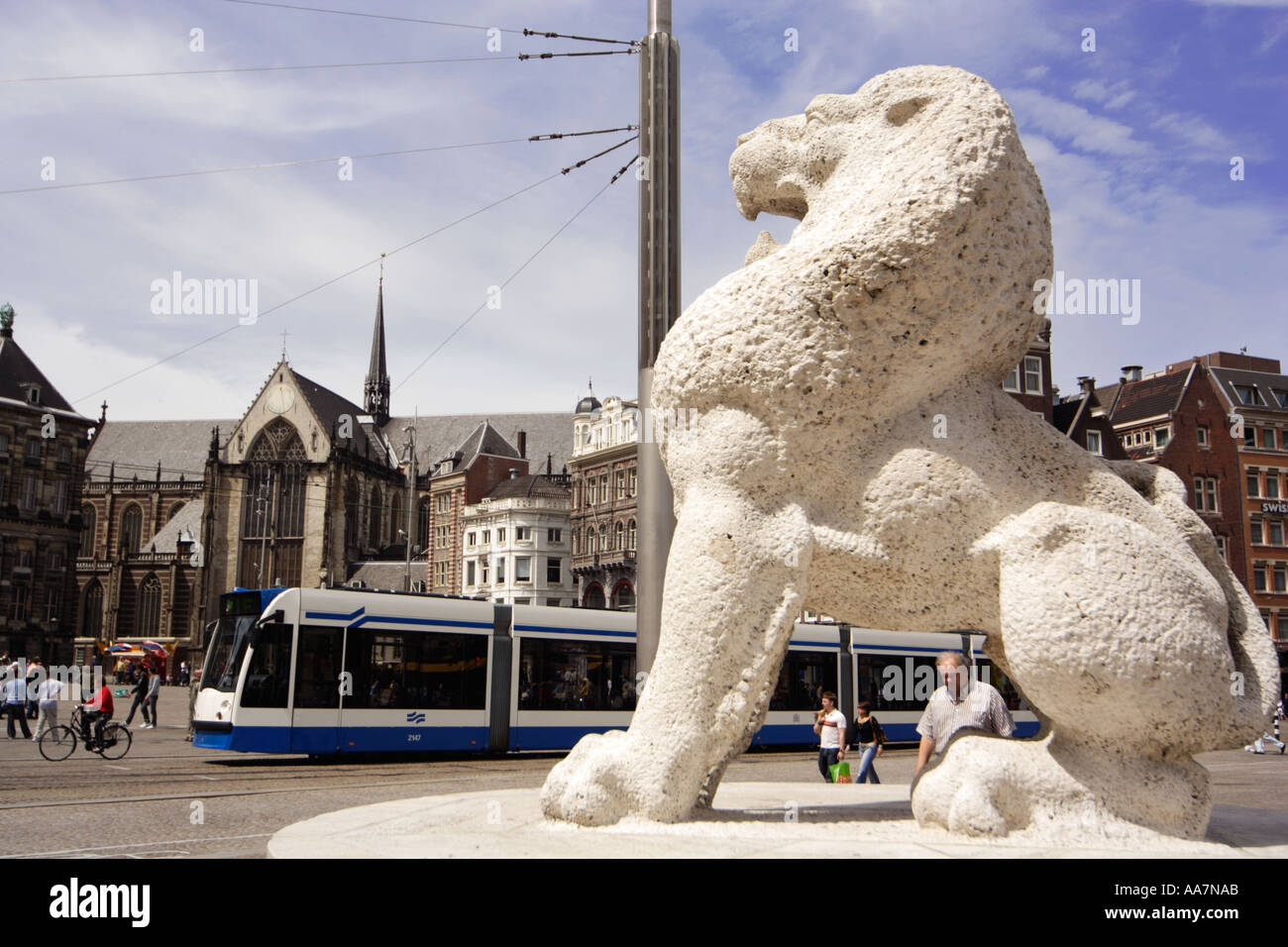 Monumento nazionale alle vittime della guerra II Guerra Mondiale Dam Square Amsterdam Olanda con Nieuwe Kerk in background Foto Stock