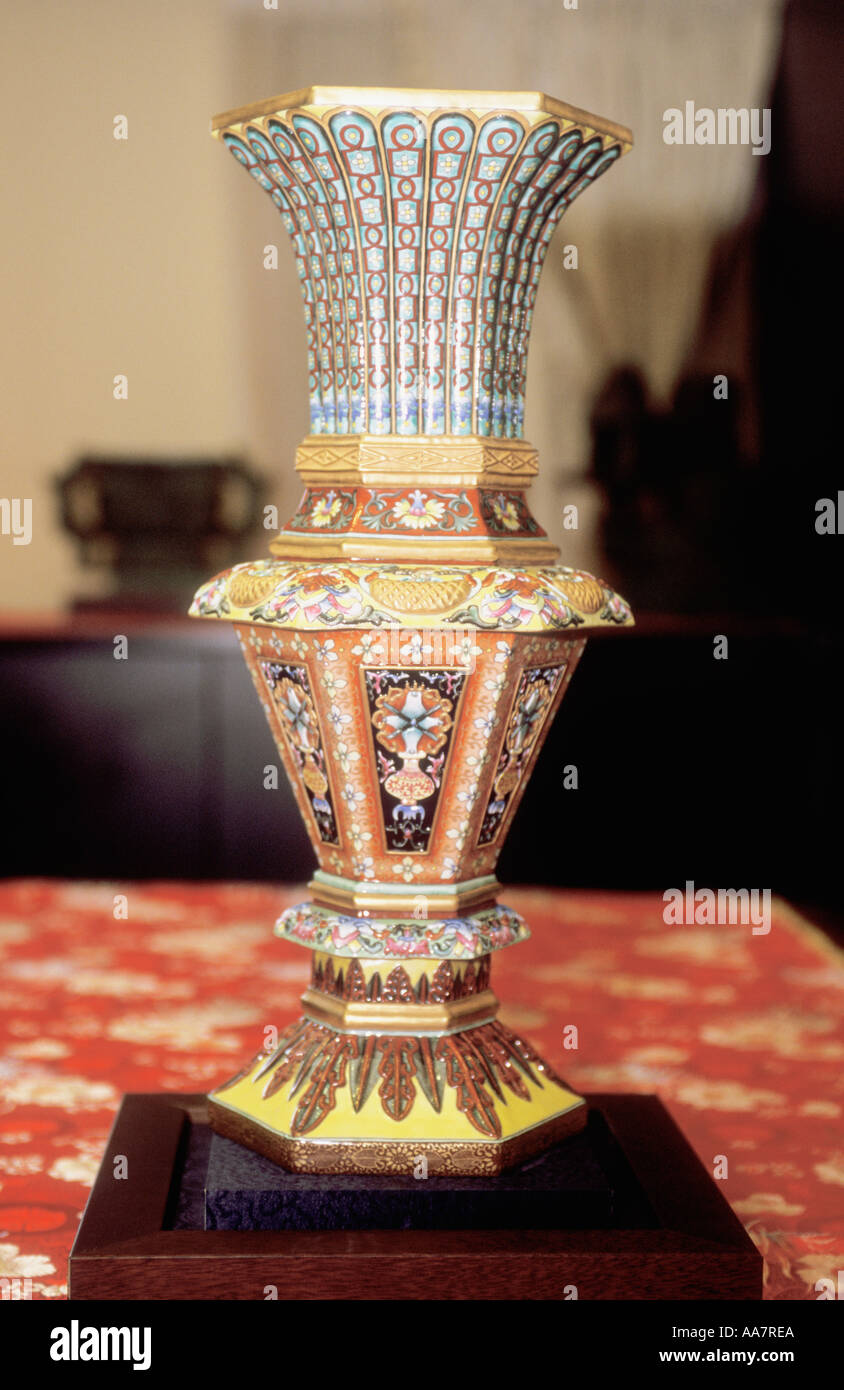 Antiquariato cinese della dinastia Qing vaso decorato con smalto cloisonne questo vaso risale al periodo Yongzheng 1723 a 1735 ANNUNCIO Foto Stock