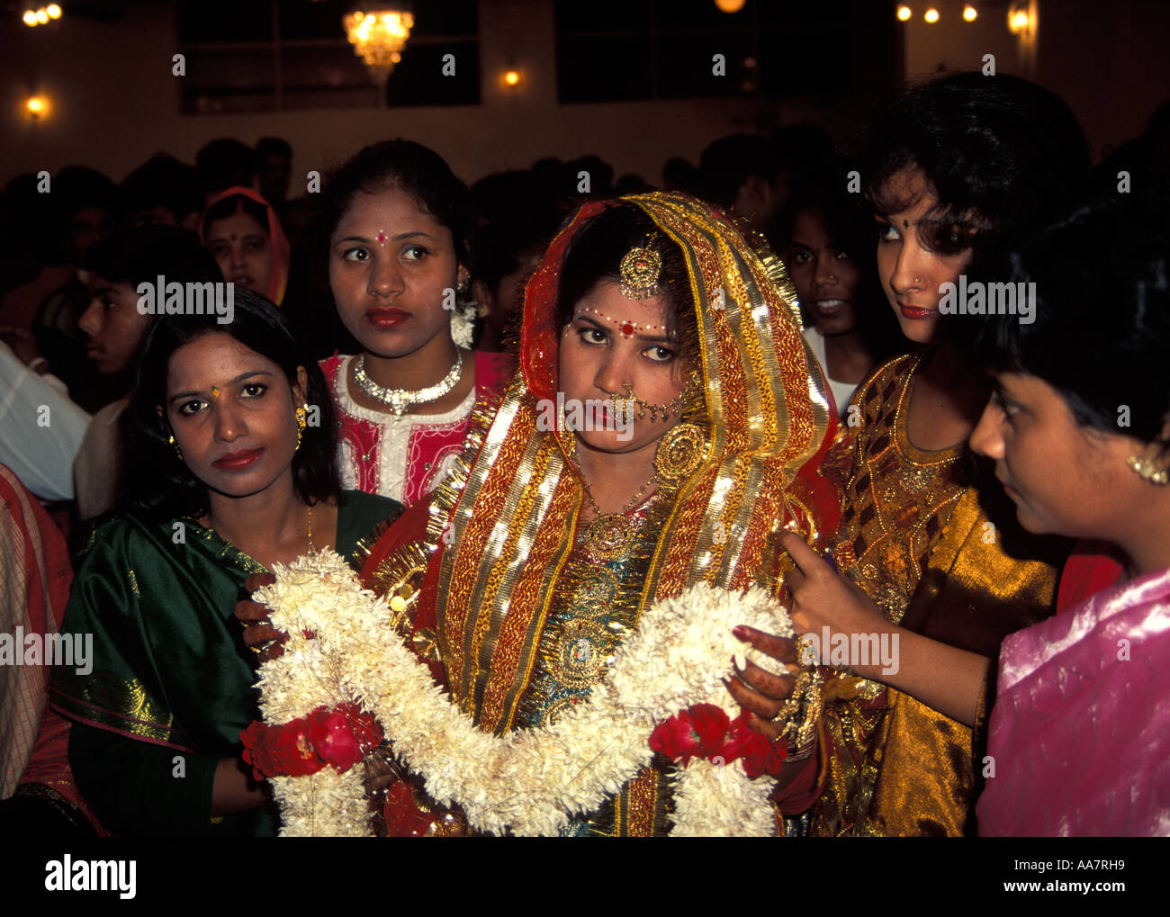Bride indù Tournful il suo giorno di nozze, Agra, Uttar Pradesh, India del Nord 1997 Foto Stock
