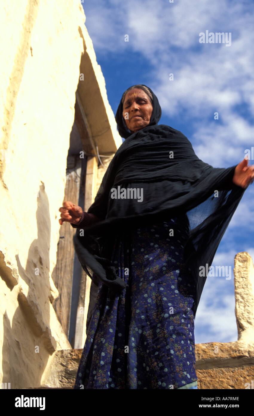 Donna anziana scala decrescente, Jaisalmer Fort, Rajasthan, India del Nord Foto Stock