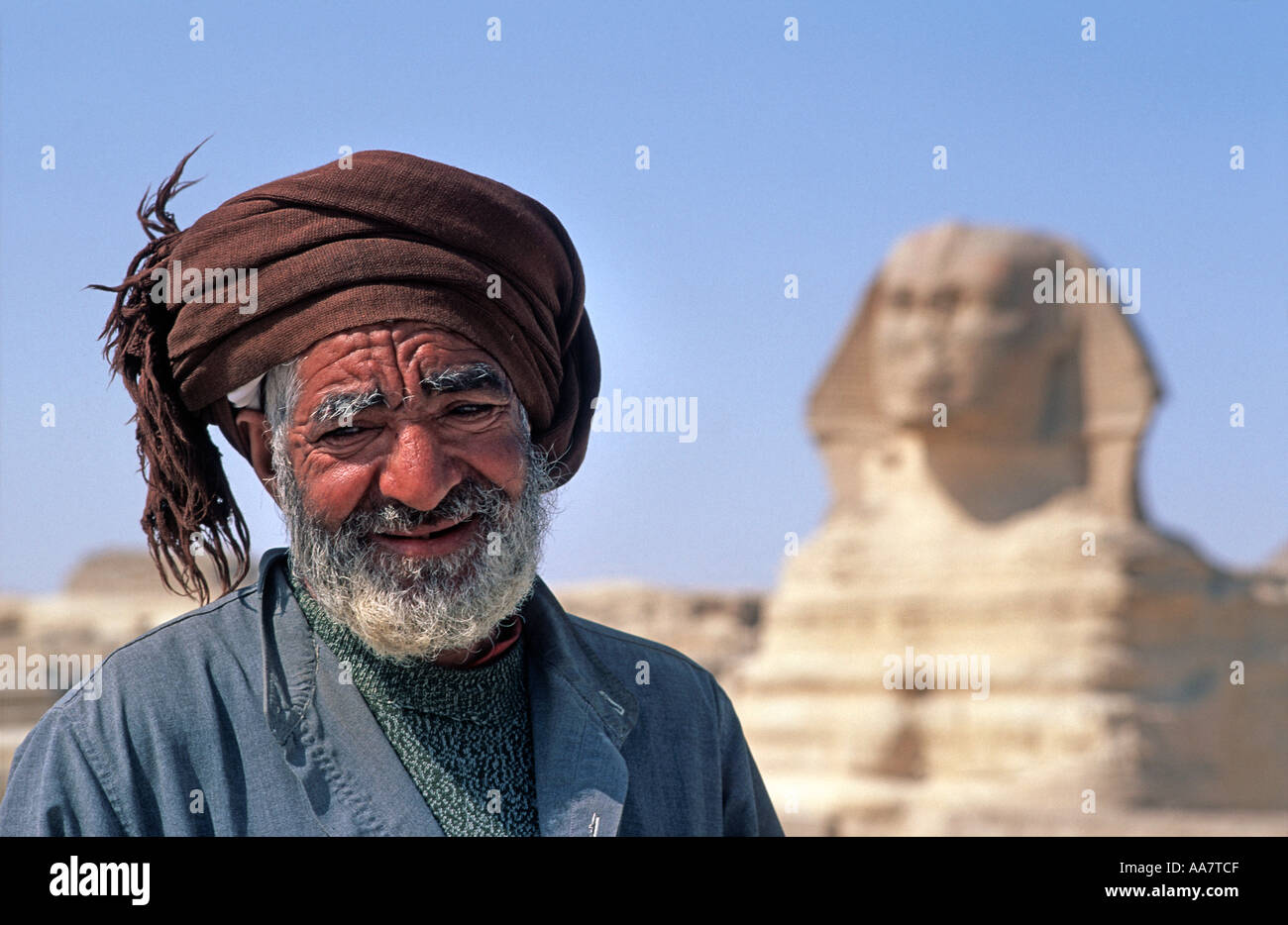 Locale egiziano guida anteriore della piramide Khephren Giza Egitto Foto Stock
