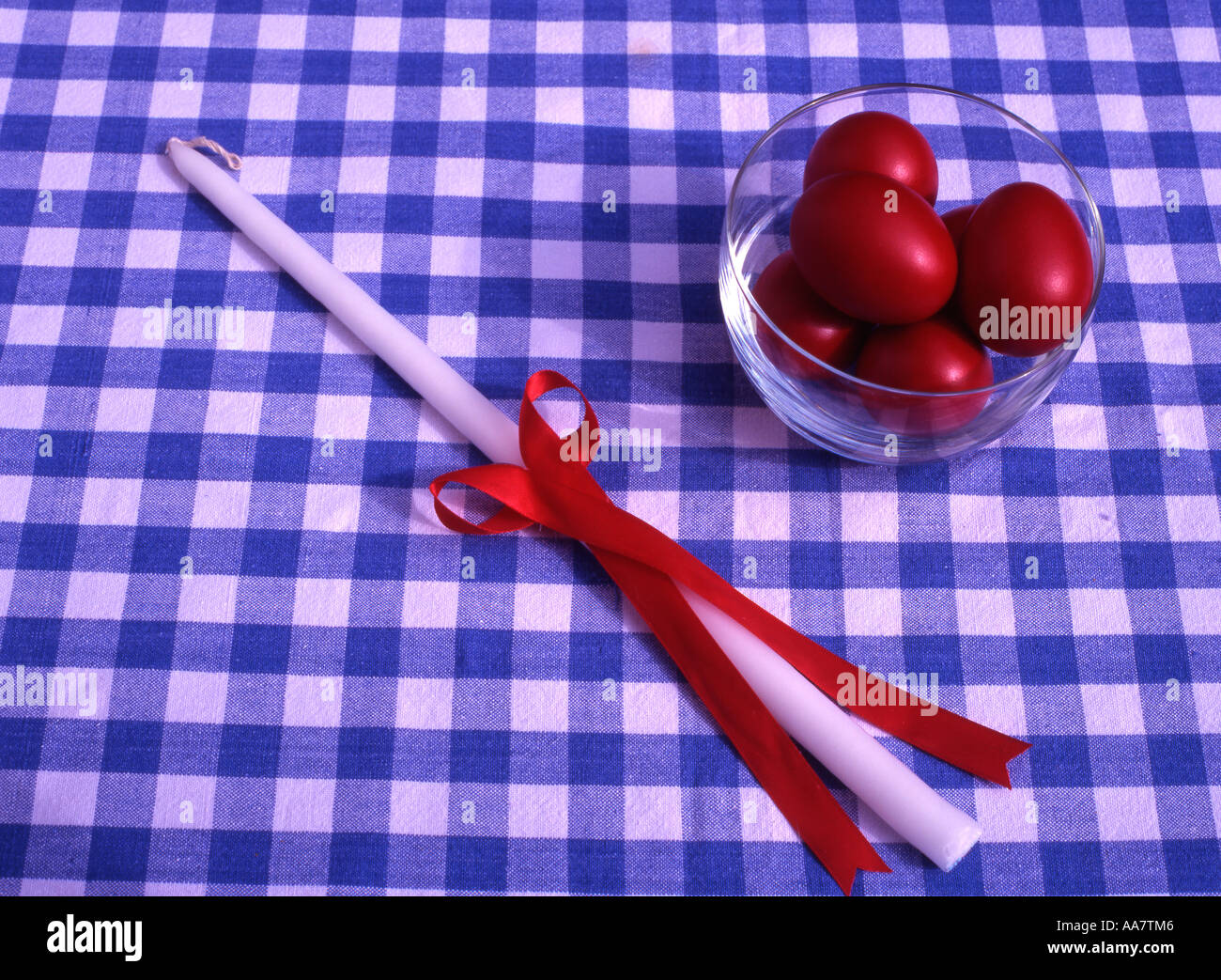 Tradizionale Greca decorativa Cero pasquale e dipinte di rosso uova Foto Stock