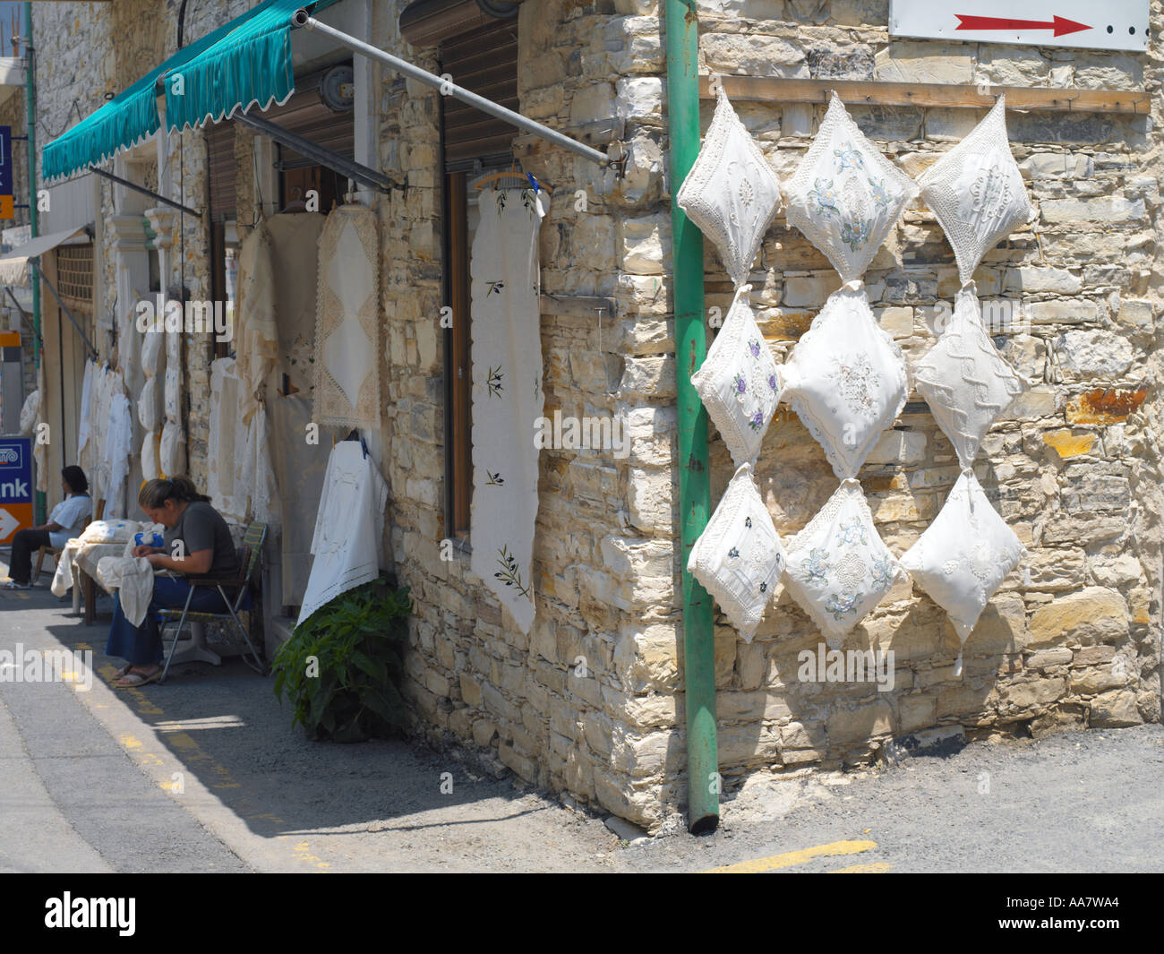 Lefkara Cyprus Village Lace Silver Shop con donna cucire Lefkaritika Foto Stock