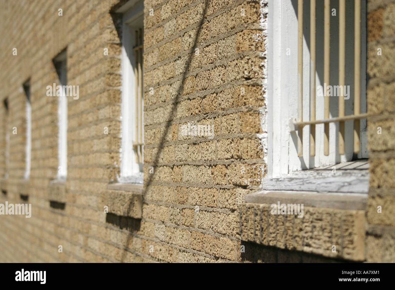 Windows lungo una parete di mattoni Foto Stock