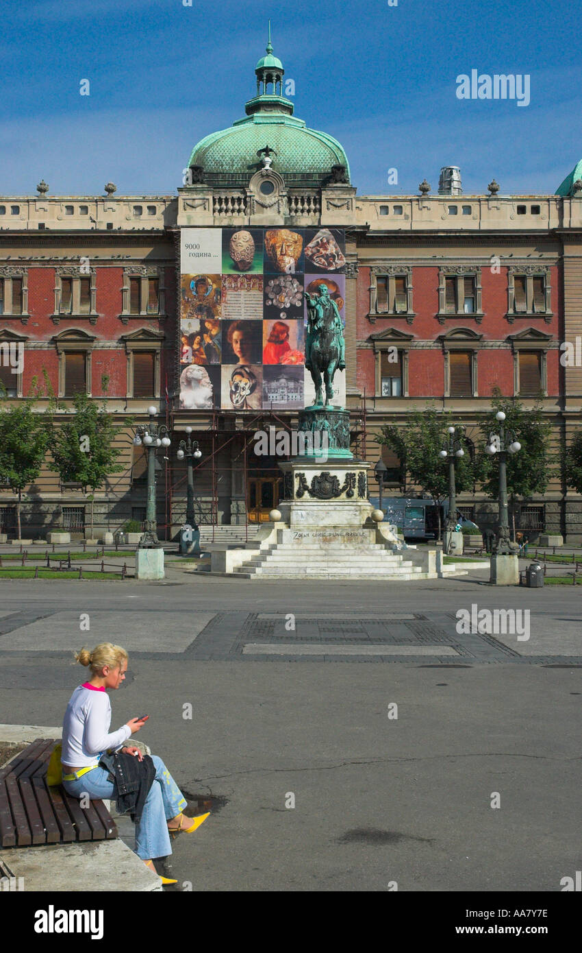 La Serbia Belgrado vecchia città museo Nazionale vista con giovane donna seduta sul banco in frgd Foto Stock