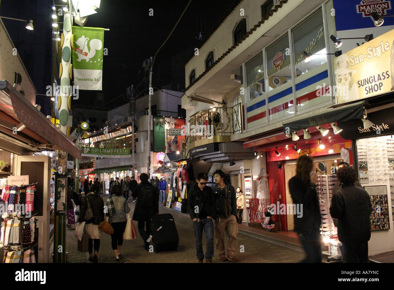 Negozio di residenti di notte sulla Takeshita Street. Nel quartiere Harajuku di Tokyo, Giappone Foto Stock