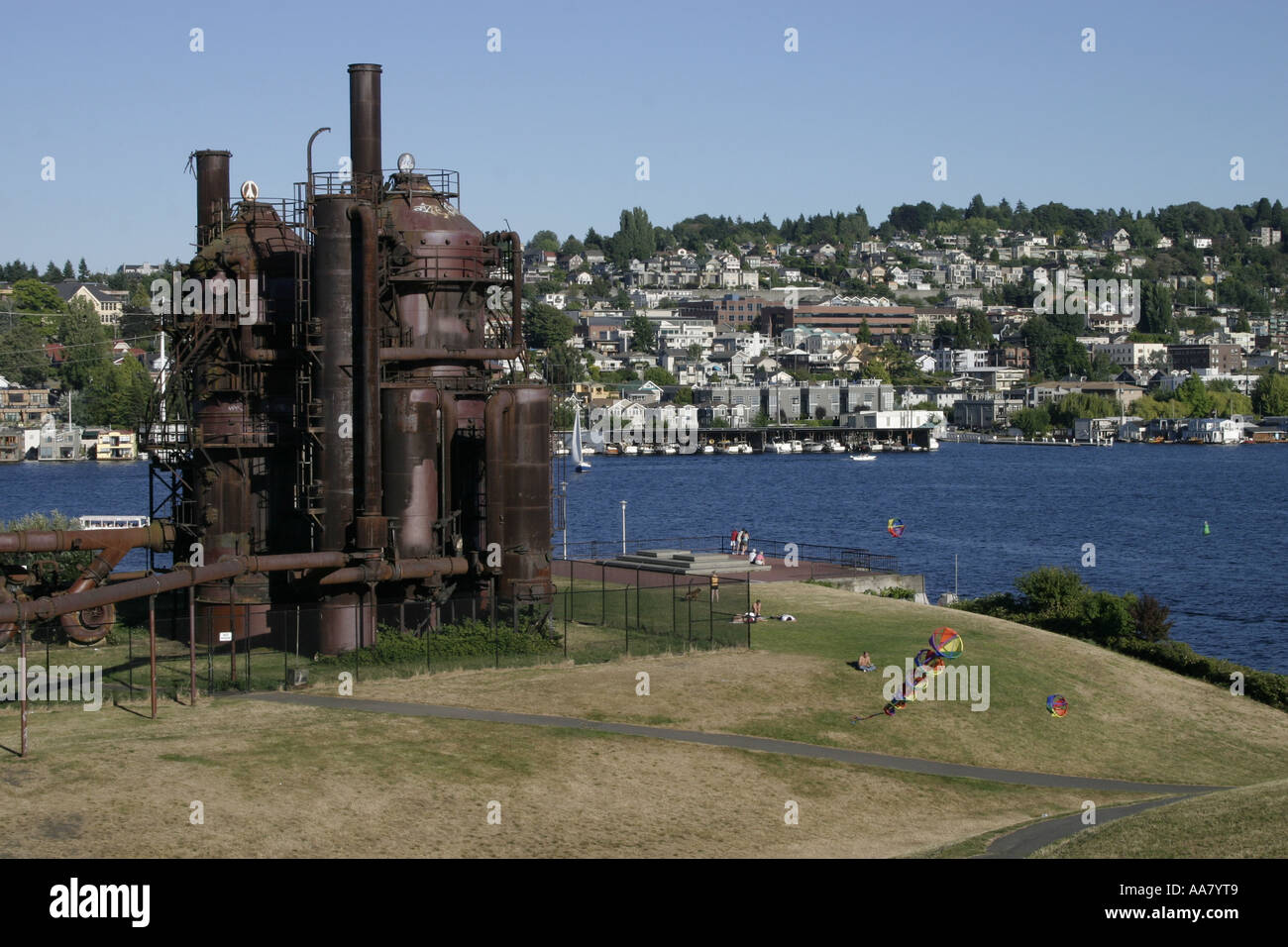Volare aquiloni sulla sommità della collina a lavori Gas parco affacciato sul lago di unione a Seattle, Washington Foto Stock