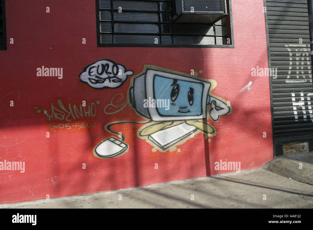 Graffiti brasiliano store segno pubblicità un computer business Foto Stock