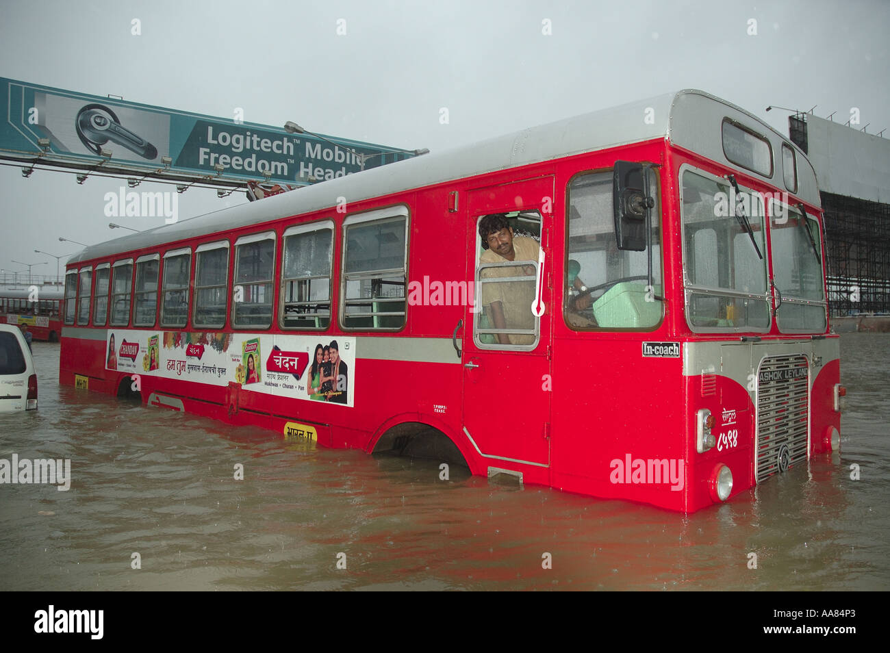 Il bus semi sommersa in monsone inondazioni dovute a piogge pesanti a Bombay Mumbai India Foto Stock